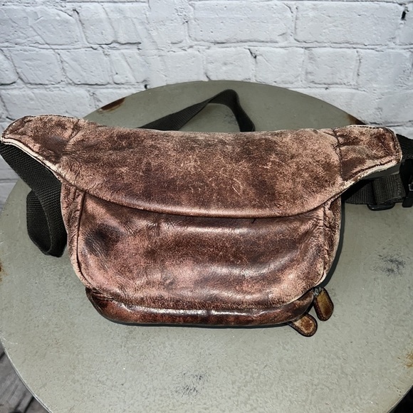 THE 80s just called and they want their MEN’s LEATHER FANNY PACK back 🤩 - Picture 2 of 4